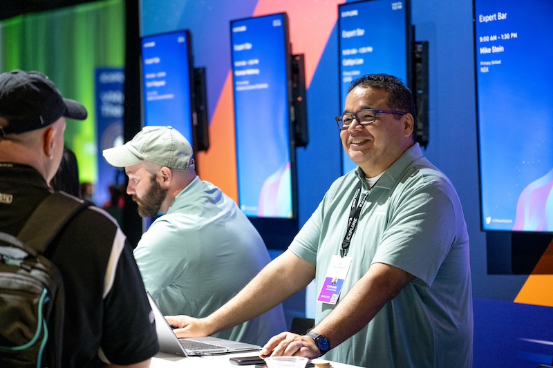 VMware Explore 2024 Las Vegas expert helping at the Expert Bar